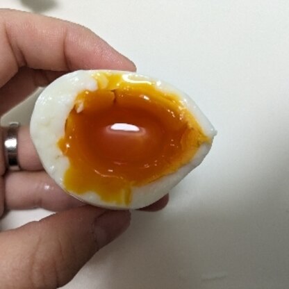 アローカナの青い卵で作りました。
表面割れることなくつるつるでストレスフリーです♪
レシピありがとうございます♥